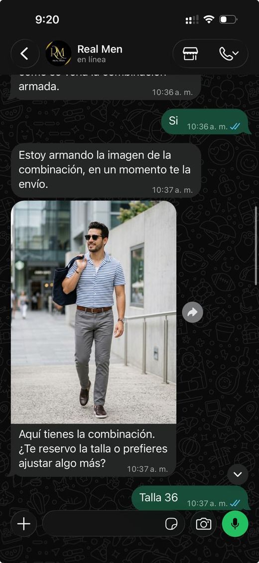 El agente envía una imagen con la combinación de camisa y pantalón y pregunta la talla